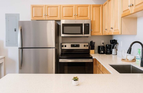 Downtown Cleveland Apartment | Pink playhouse sq near Progressive field & CSU