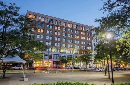 Downtown Cleveland Apartment | Pink playhouse sq near Progressive field & CSU