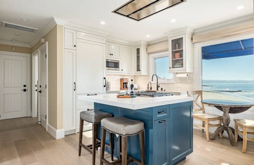 Capitola Apartment | Pink Venetian (Upper Unit)