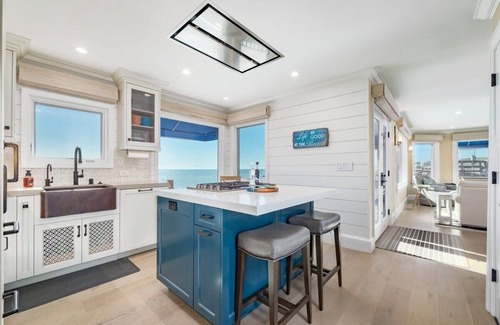 Capitola Apartment | Pink Venetian (Upper Unit)