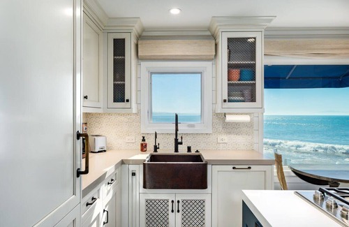 Capitola Apartment | Pink Venetian (Upper Unit)