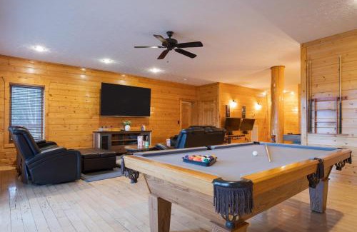 Pittman Center House | Pinnacle Chalet by AvantStay Luxury Cabin w Panoramic Views Fireplace Game Room