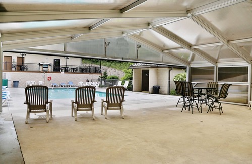 Pigeon Forge Ski Chalet | Pinnacle View 7C - Three Bedroom Chalet