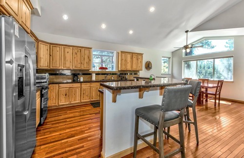 Rancho Bijou House | Pioneer Trl 3BR 2.5BA- 5 Mins to Ski, Beach