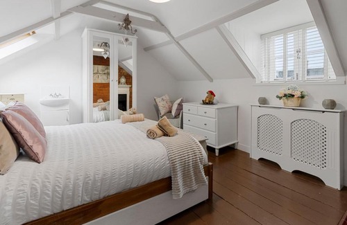 Exeter House | Pip's Cottage by Staytor Accommodation