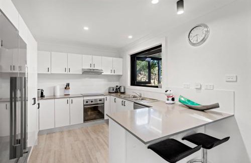 Culburra Beach House | Pipers Spot - Pet Friendly - Fireplace with Swimming Pool