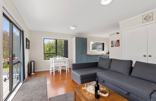 Mangawhai Cottage | Pipi Cabin - Mangawhai Village Bach