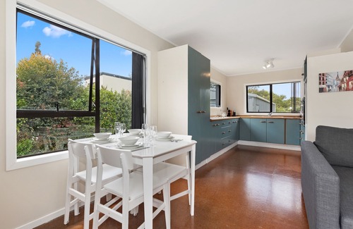 Mangawhai Cottage | Pipi Cabin - Mangawhai Village Bach