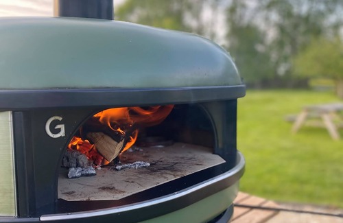 Glastonbury Cottage | PIPPIN LODGE, pet friendly, with open fire in Glastonbury