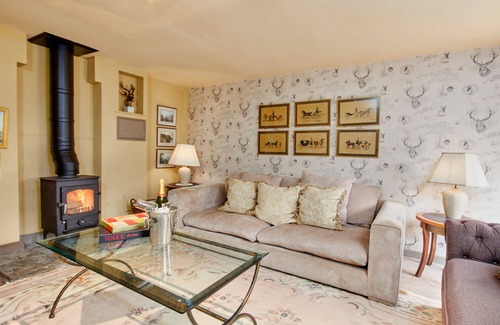 Bakewell Cottage | PIPPINWELL, pet friendly, character holiday cottage in Bakewell