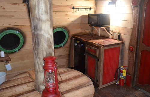 Lyndon Station Boat Rental | Pirate Ship Adventure cabin! Near Dells! Sleeps 6- Arrgh Maties!