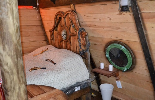 Lyndon Station Boat Rental | Pirate Ship Adventure cabin! Near Dells! Sleeps 6- Arrgh Maties!