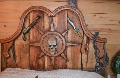 Lyndon Station Boat Rental | Pirate Ship Adventure cabin! Near Dells! Sleeps 6- Arrgh Maties!