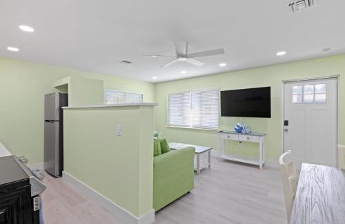 Sanibel House | Pirates Cove Cottage at Palm View Inn of Sanibel with Bikes