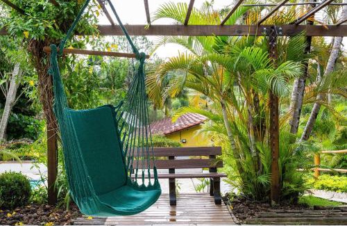 Guararema House | Piscina, jardim, área gourmet e vista arborizada