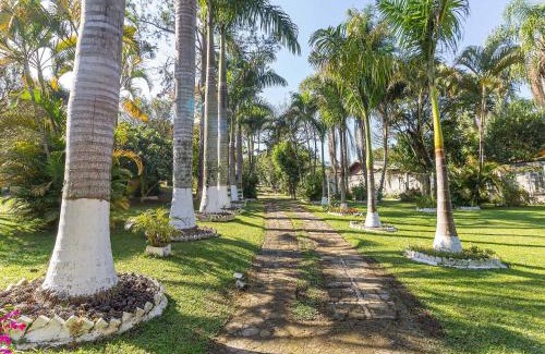 Guararema House | Piscina, jardim, área gourmet e vista arborizada