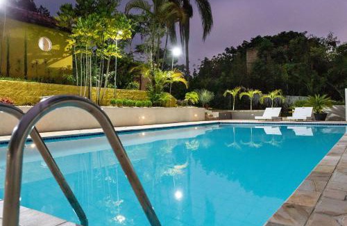 Guararema House | Piscina, jardim, área gourmet e vista arborizada