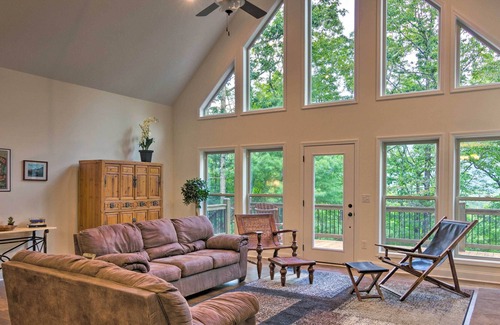 Horse Shoe House | Pisgah Escape w/ Deck ~ 10 Miles to Hiking!