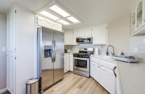 Motel District Apartment | Pismo Beach Condo with Balcony Near Wineries!