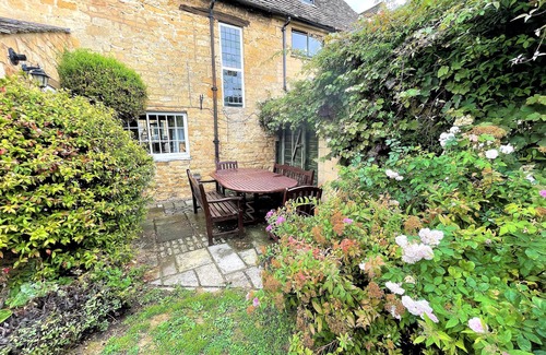 Chipping Campden House | Pitchers is a Grade 11 Cotswold Stone House in the centre of Chipping Campden.