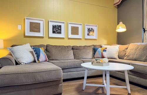 Duquesne House | Pittsburg Mansion! 12 Bedrooms with 24 Beds plus WiFi