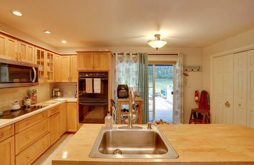 Pittsfield House | Pittsfield Home w/Deck - 12 Mi to Jiminy Peak!