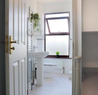 Cheltenham House | Pittville Place - Near Cheltenham Town - 2 Bed Home - Sleeps 6