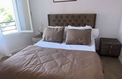 Bagnolet Hotel | Pixi Angelus