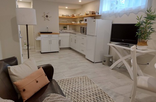 Central Okanagan Cottage | Pixie Bay Cottage - Peaceful Semi-Lakeshore Retreat Near Wineries & Beaches
