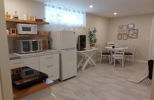 Central Okanagan Cottage | Pixie Bay Cottage - Peaceful Semi-Lakeshore Retreat Near Wineries & Beaches