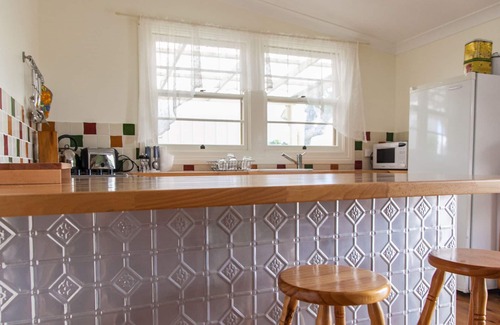 Central Mudgee Cottage | Pizza oven; fire pit; lots of space indoor and outdoor, fires and aircon. Groups