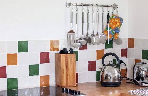 Central Mudgee Cottage | Pizza oven; fire pit; lots of space indoor and outdoor, fires and aircon. Groups