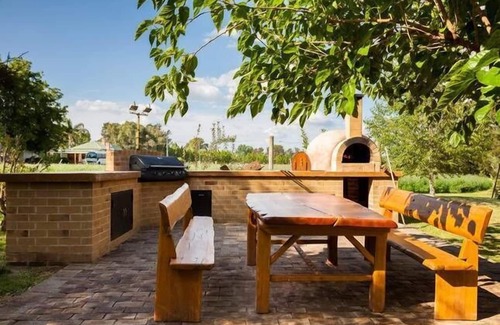 Central Mudgee Cottage | Pizza oven; fire pit; lots of space indoor and outdoor, fires and aircon. Groups