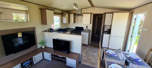 Hopton Apartment | PK Holiday Home - with Decking