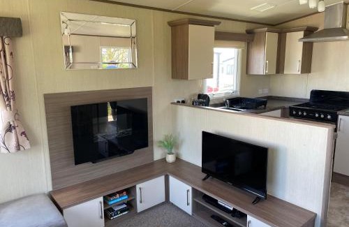 Hopton Apartment | PK Holiday Home - with Decking