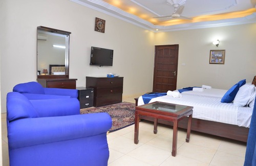 D.H.A. Cabin | Ibis Lodge Guest House Khayaban-e-Mujahid DHA