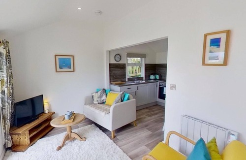 Hayle Apartment | Placerville offers stunning views across the bay and has been recently renovated.