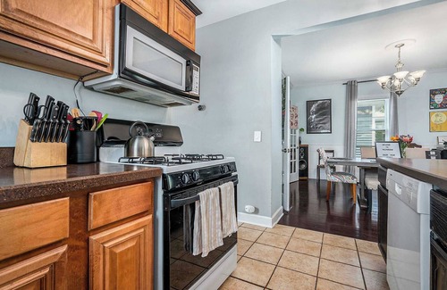 Valparaiso House | PlainLivin*walk 2 Journeyman*Pet Friendly*Downtown