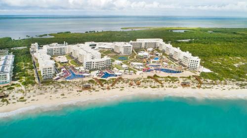 Playa Mujeres Resort | Planet Hollywood Cancun by Royalton, An Autograph Collection All-Inclusive Resort