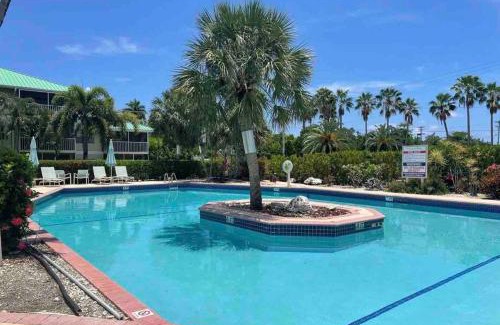 Seven Mile Beach Apartment | Plantation Village # 64 Seven Mile Beach Fully Renovated Modern 2 Bed 2 Bath