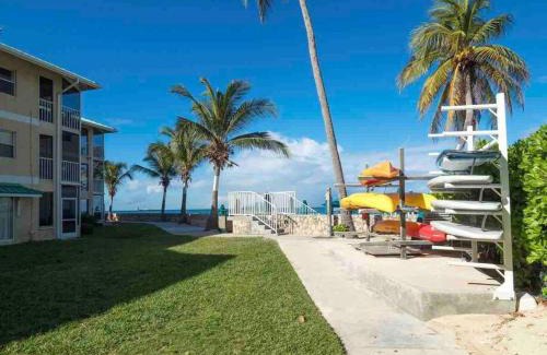 Seven Mile Beach Apartment | Plantation Village # 64 Seven Mile Beach Fully Renovated Modern 2 Bed 2 Bath