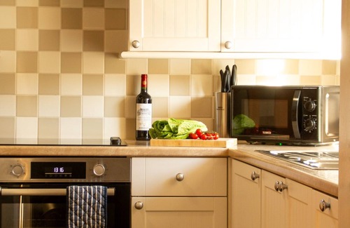 Rhoscolyn Cottage | Plas Bach - sleeps 2 guests in 1 bedroom