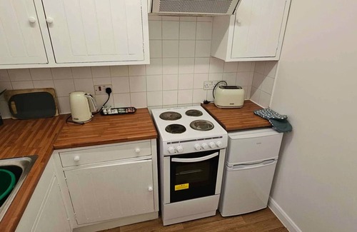 Mynydd Isa Cottage | Plas Bellin Cosy Cottage Kitchen & Bath Wi-Fi & TV Pet-Friendly