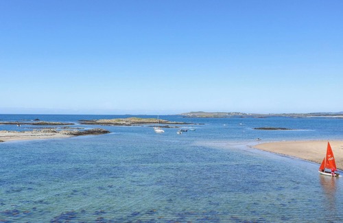 Llanfaelog Cottage | PLAS COTTAGE, pet friendly, with a garden in Llanfaelog