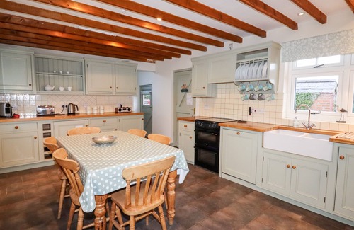 Graigfechan Cottage | PLAS CWTTA, pet friendly, with hot tub in Ruthin