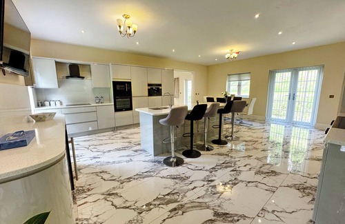 Crickhowell House | PLAS GLYNDWR, family friendly, with a garden in Crickhowell