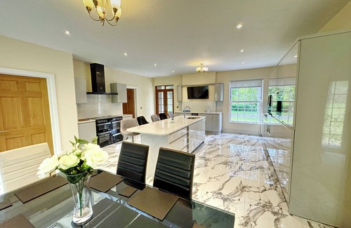 Crickhowell House | PLAS GLYNDWR, family friendly, with a garden in Crickhowell