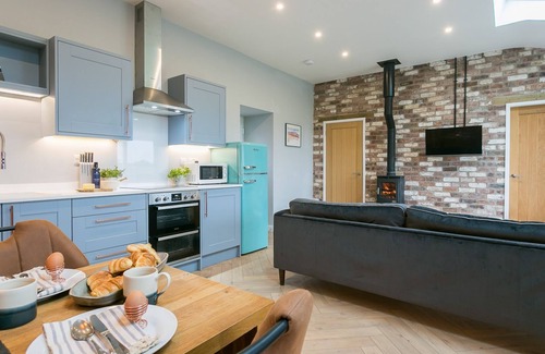 Bryngwran Cottage | Plas Old Dairy - a hot tub that sleeps 4 guests in 2 bedrooms