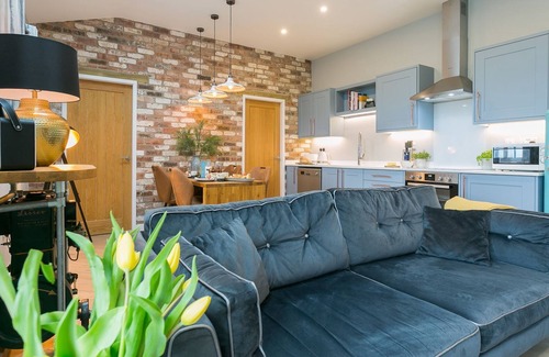 Bryngwran Cottage | Plas Old Dairy - a hot tub that sleeps 4 guests in 2 bedrooms