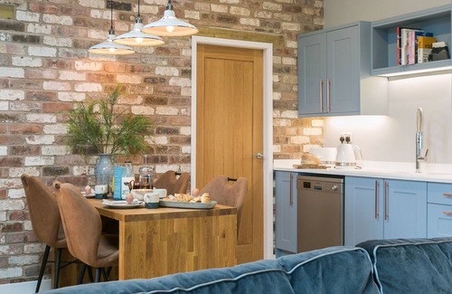 Bryngwran Cottage | Plas Old Dairy - a hot tub that sleeps 4 guests in 2 bedrooms